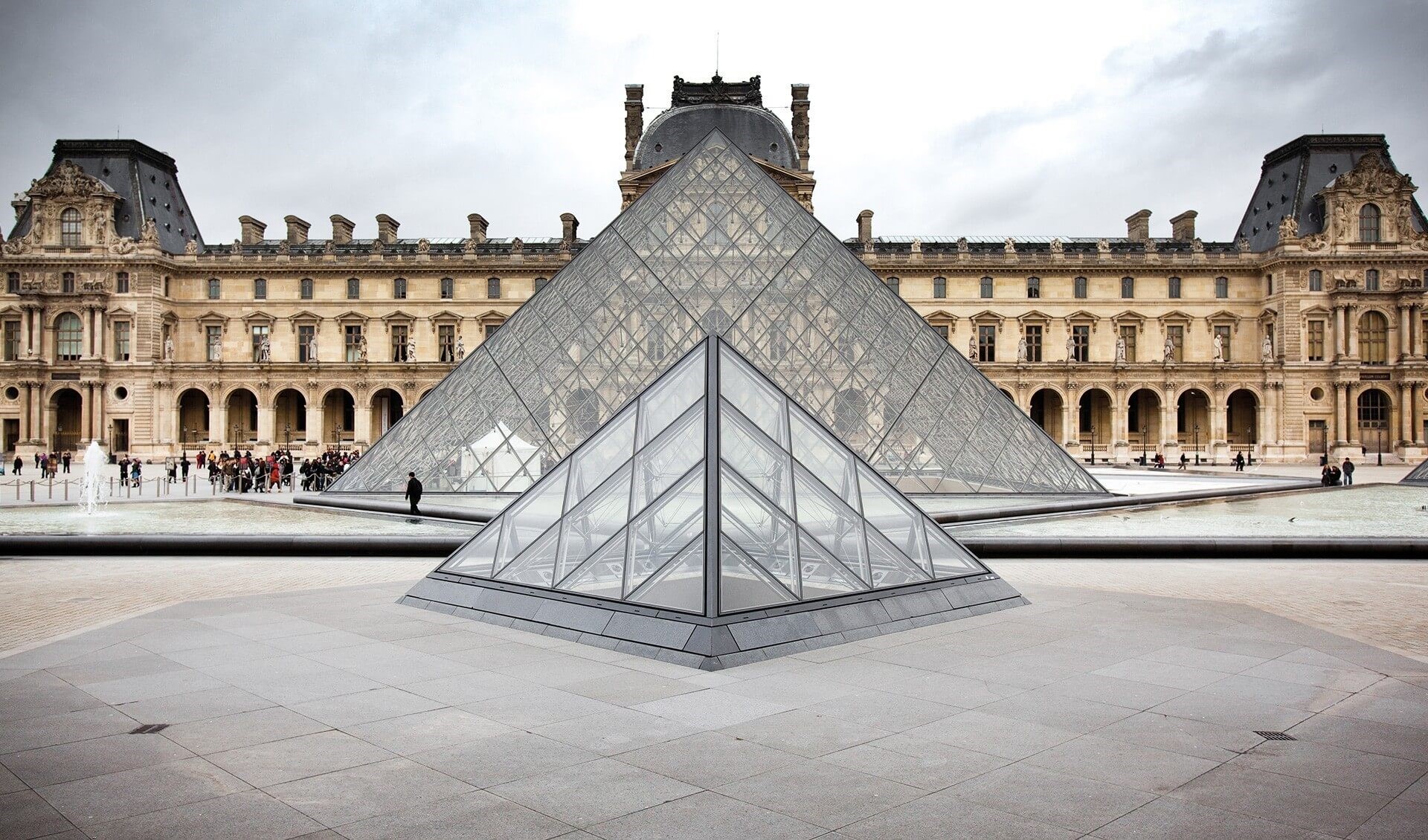 Eiffage piramida Luwr